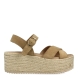 Sandalias de la marca Itse, modelo ROMEO. Exterior de las sandalias en ante color marrón con tiras cruzadas en la pala. Interior de las sandalias en piel color beig. Cierre de las sandalias Itse con hebilla en el tobillo y cuña de 6cm de altura. Estas sandalias Itse ROMEO son una tendencia de temporada, podrás lucirlas en diferentes looks con la máxima comodidad.