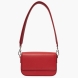 Bolso de la marca Olivia Mareque, modelo PANTONE. Exterior del bolso en piel color rojo. Interio del bolso en piel color rojo con compartimento. Cierre del bolso con imán y asa bandolera extraíble. Medidas del bolso: alto 11cm y ancho 18cm. Este bolso Olivia Mareque PANTONE es el complemento ideal que necesitas en tu armario de temporada. Combinable con todas las asas.