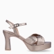 Sandalias de la marca Unisa, modelo ONOA. Exterior en piel color oro con pala cruzada. Interior en piel color nude. Cierre de sandalias Unisa con hebilla en tobillo y un tacón de 8cm de altura. Estas sandalias Unisa ONOA son un complemento clásico e ideal para lucir tus looks de esta temporada!