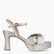 Sandalias de la marca Unisa, modelo ONOA. Exterior en piel color platino con pala cruzada. Interior en piel color nude. Cierre de sandalias Unisa con hebilla en tobillo y un tacón de 8cm de altura. Estas sandalias Unisa ONOA son un complemento clásico e ideal para lucir tus looks de esta temporada!