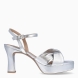 Sandalias de la marca Unisa, modelo ONOA. Exterior en piel color plata con pala cruzada. Interior en piel color nude. Cierre de sandalias Unisa con hebilla en tobillo y un tacón de 8cm de altura. Estas sandalias Unisa ONOA son un complemento clásico e ideal para lucir tus looks de esta temporada!