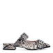 Zuecos de la marca Munné, modelo BROOKLYN. Exterior en piel animal print serpiente con punta lápiz. Interior en piel nude. Cierre con doble hebilla en pala. Zuecos con tacón de 2cm de altura. Estos zuecos Munné BROOKLYN son una tendencia, ideales para marcar estilo y disfrutar de una comodidad plena!