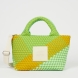 Bolso de la marca Verb To Do, modelo AMELIA. Bolso elaborado en neopreno color verde, pensado para los días que piden ligereza y libertad. Bolso con tamaño compacto, ligero y resistente. Cuenta con cierre de cremallera, y doble asa, una de mano y otra, con correa ajustable mate en marrón oscuro, con hebilla reguladora de acero inoxidable. Bolso VTD AMELIA, ideal complemento que ofrece funcionalidad y comodidad, no te puede faltar en el armario!