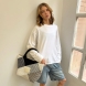 Bolso de la marca VTD, modelo MARAN. Bolso elaborado en neopreno trenzado color blanco y negro, realizado a mano, aporta textura, carácter y una estética atemporal. Un bolso funcional, pero también consciente. Este bolso VTD incorpora una correa ajustable a juego con el color del bolso, que se puede enganchar en el interior, para llevar el bolso al hombro o cruzado, según cómo te muevas. En el interior, varios compartimentos que invitan a ordenar sin esfuerzo, porque cuando todo fluye, tú también. Este bolso VTD, modelo MARAN, está pensado para los días que no tienen un sólo contexto: Para moverte, para cambiar de planes, para llevar lo importante y casi todo lo que quieras contigo!Medidas: alto 27cm y ancho 40cm.