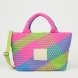 Bolso de la marca Verb to Do, modelo SILVA. Bolso elaborado en neopreno multicolor. Bolso VTD,está pensado para los días que no tienen un solo contexto: para moverte, para cambiar de planos, para llevar lo importante y casi todo lo que quieras contigo. Bolso incorpora una correa ajustable mate verde , que se puede enganchar o desenganchar en el interior, para llevar el bolso al hombro o cruzado, o sin correa, según cómo te muevas. En el interior del bolso VTD, hay varios compartimentos para tus esenciales. Bolso VTD SILVA, ideal para llevar a todos lados! Medidas: alto 27cm y ancho 42cm.