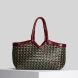 Bolso de la marca Vipera Bags, modelo CRUDELIA. Elaborado en piel trenzada color granate con verde. Bolso con gran compartimento interior para llevar tus imprescindibles. Bolso Vipera Bags con asas de hombro para mayor comodidad. Este bolso Vipera Bags CRUDELIA es un complemento ideal para llevar a todos lados! Medidas: alto 25cm y ancho 45cm.