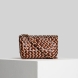 Bolso de la marca Vipera Bags, modelo GOYA. Bolso elaborado en piel trenzada de alta calidad multicolor en tonalidades taupe. Bolso tejido a mano, lo que hace que cada bolso sea único. Cierre de cremallera dorada. Bandolera de piel extraíble de 95 cm. Material: 100 % piel. Medidas: 21 alto y 31cm ancho. Bolso Vipera Bags GOYA, un complemento, de calidad y estilo para ti!Observaciones de cuidado: En caso de contacto con el agua, frote suavemente con un paño suave y neutro.Para limpiar, utilice un paño limpio y frótelo suavemente.Al ser colores naturales, el roce puede desprender algo de color.Cuando no lo use, guárdelo en su estuche protector en un lugar fresco y seco.