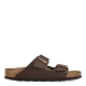 Sandalias de la marca Birkenstock, modelo ARIZONA BIRKO-FLOR. Sandalias elaboradas en neopreno de alta calidad de color marrón con una base de corcho y látex de forma anatómica. Cierre de las sandalias con doble hebilla de espiga de metal con ajuste individual en empeine y pala. Estas sandalias Birkenstock ARIZONA BIRKO-FLOR son un complemento ideal para la temporada, su diseño simple atemporal, lo hace el accesorio clásico para tus looks!