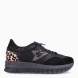 Deportiva de la marca Cetti, modelo C-1259. Exterior de la deportiva combinado en piel color negro con efecto acolchado. Detalle de logo de la marca en ante con estampado con glitter y talón en animal print potro. Interior en piel de color negro. Cierre con cordones elásticos. Suela de la deportiva de goma con efecto dentada con plataforma de 3cm y plantilla acolchada para máximo comfort. Deportivas de la marca Cetti C-1259 muy cómodas y perfectas para el día a día, con todos los colores tendencia de esta temporada.