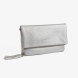 Bolso de mano, de la marca MATTIES, modelo CLEO. Bolso hecho en polipiel de alta calidad color plata. Interior forrado en textil suave al tacto. Bandolera desmontable con mosquetones, ajustable en altura. Asa de mano, desmontable. Bolsillos de este bolso MATTIES, estratégicamente ubicados para llevarlo todo organizadoHecho con polipiel de alta calidad. Bolso MATTIES, CLEO, ideal para ceremonias, eventos o cuando solo necesitas lo esencial. Medidas: 28x18 cm