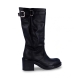 Botas de tacón de la marca Itse, modelo PRINCIPE. Estas botas de piel negra de alta calidad destacan por su diseño de tendencia con efecto arrugado (slouchy),que aporta un toque desenfadado y sofisticado a cualquier look de diario. Confeccionadas íntegramente en piel de primera calidad tanto en el exterior como en todo su forro interior, garantizan una transpirabilidad superior y una pisada suave durante todo el día. Su caña incorpora una hebilla superior ajustable, pensada para adaptarse a la perfección tanto a gemelos estrechos como anchos. Gracias a la amplitud y flexibilidad de su estructura, son muy fáciles de calzar sin necesidad de cremallera interior.