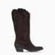 Botas camperas de la marca Itse, modelo TEXAS2. Botas elaboradas en ante color marrón oscuro. Botas sin cierre y con una punta lápiz. Botas Itse con tacón de 3cm de altura, que da una comodidad en cada paso. Botas Itse TEXAS2 con un estilo moderno y contemporáneo, perfecto para usarlo con diferentes looks.