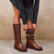 Botas moteras de la marca Itse, modelo MIUCCIA. Botas elaboradas en piel color cuero. Botas sin cierre y con una punta redonda. Botas Itse con pequeño tacón que da una comodidad en cada paso. Botas Itse MIUCCIA con un estilo moderno y contemporáneo, perfecto para usarlo con diferentes looks.