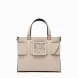 Bolso de la marca Armani Exchange, modelo YSSA. Bolso elaborado en piel color beig. Este es un best seller que se renueva cada temporada, perfecto desde todos los puntos de vista y siempre cool: el bolso tote mediano con bandolera y banda con hebilla con logo personalizado es el accesorio que no puede faltar en el look.Material externo: 100% poliuretano; tejido intermedio: 100% poliéster; material interno: 100% poliuretano. Cierre con cremallera. Medidas: alto 23cm y ancho 31cm.