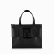 Bolso de la marca Armani Exchange, modelo YSA. Bolso elaborado en piel color negro. Este es un best seller que se renueva cada temporada, perfecto desde todos los puntos de vista y siempre cool: el bolso tote mediano con bandolera y banda con hebilla con logo personalizado es el accesorio que no puede faltar en el look.Material externo: 100% poliuretano; tejido intermedio: 100% poliéster; material interno: 100% poliuretano. Cierre con cremallera. Medidas: alto 18cm y ancho 24cm.