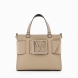 Bolso de la marca Armani Exchange, modelo YSA. Bolso elaborado en piel color beig. Este es un best seller que se renueva cada temporada, perfecto desde todos los puntos de vista y siempre cool: el bolso tote mediano con bandolera y banda con hebilla con logo personalizado es el accesorio que no puede faltar en el look.Material externo: 100% poliuretano; tejido intermedio: 100% poliéster; material interno: 100% poliuretano. Cierre con cremallera. Medidas: alto 18cm y ancho 24cm.