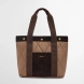 Bolso de la marca Barbour, modelo HEALY. Bolso elaborado en textil color marrón con textura acolchada. Bolso shopper con asa de hombro y un espacio interior perfecto para guardar tus imprescindibles! Medidas: alto 36cm y ancho 45cm.
