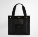 Bolso de la marca Barbour, modelo HEALY. Bolso elaborado en textil color negro con textura acolchada. Bolso shopper con asa de hombro y un espacio interior perfecto para guardar tus imprescindibles! Medidas: alto 36cm y ancho 45cm.