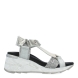 Sandalias de la marca Cetti, modelo SAGA. Exterior de las sandalias en piel color plata. Interior de las sandalias en piel color negro. Cierre de las sandalias con velcro en el tobillo. Sandalias Cetti con cuña de 5cm de altura. Estas sandalias Cetti SAGA, tienen el diseño perfecto para lucirlas con estilo y comodidad.