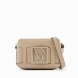 Bolso de la marca Armani Exchange, modelo CAROLA. Elaborado en piel color beig, este complemento es un best seller que se renueva cada temporada, perfecto desde todos los puntos de vista y siempre cool, incluso en un nuevo formato: el estuche para cámara con bandolera y correa con hebilla con logo personalizado es el accesorio que no puede faltar en el look. Material externo: 100% poliuretano; tejido intermedio: 100% poliéster; material interno: 100% poliuretano. Medidas: alto 14cm y ancho 21cm.