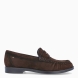 Los mocasines Tamaris, modelo MADELEI. son el equilibrio perfecto entre elegancia, comodidad y versatilidad. Confeccionados en ante color marrón oscuro, destacan por su diseño clásico y atemporal, realzado con una puntera de acabado corrugado que aporta un toque distintivo.Su suela plana y la puntera redonda ofrecen una pisada estable y confortable para el día a día. Los detalles de la clásica tira, el sutil fruncido y las costuras inspiradas en el mocasín tradicional aportan un aire moderno y sofisticado, convirtiéndolos en un imprescindible para cualquier ocasión.Además, incorporan la tecnología TOUCH-IT de Tamaris MADELEI, una plantilla con amortiguación que se adapta al pie y proporciona una comodidad excepcional durante toda la jornada.Un básico imprescindible de fondo de armario que combina fácilmente con cualquier look, desde el más casual hasta el más elegante.