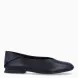 Bailarinas de la marca Camper, modelo CASIMYRA. Bailarinas elaboradas en piel color negro con punta redonda. Bailarinas hechas para gozar de una comodidad en cada paso y con una suela plana. Bailarinas Camper CASIMYRA, un complemento ideal para ti!