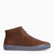 Botines clásicos de la marca Camper, modelo TOURING. Exterior en nobuc color cuero. Botines con cierre de cordones en pala color gris. Suela de goma plana. Estos botines Camper TOURING son complemento ideal para tu día a día!