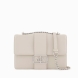 Este bolso de hombro de la marca Armani Exchange, modelo AVA, está elaborado de piel sintética color beig,un accesorio elegante y sofisticado, perfecto para cualquier ocasión. La correa de cadena para el hombro añade un toque de clase, mientras que el logotipo de metal en la parte delantera aporta un detalle distintivo y moderno. El cierre a presión garantiza seguridad y comodidad, manteniendo el contenido seguro. Compacto pero espacioso, este bolso es ideal para una apariencia elegante y versátil, combinando funcionalidad y estilo en un diseño refinado. Un artículo imprescindible para cualquier mujer que busque elegancia. Medidas: alto 16cm y acho 25cm.