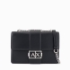 Este bolso de hombro de la marca Armani Exchange, modelo AVA, está elaborado de piel sintética color negro. E un accesorio elegante y sofisticado, perfecto para cualquier ocasión. La correa de cadena para el hombro añade un toque de clase, mientras que el logotipo de metal en la parte delantera aporta un detalle distintivo y moderno. El cierre a presión garantiza seguridad y comodidad, manteniendo el contenido seguro. Compacto pero espacioso, este bolso es ideal para una apariencia elegante y versátil, combinando funcionalidad y estilo en un diseño refinado. Un artículo imprescindible para cualquier mujer que busque elegancia. Medidas: alto 16cm y acho 25cm.