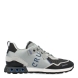 Deportivas de la marca Cruyff, modelo 251. Exterior de las deportivas en piel color gris con efecto rejilla. Interior de las deportivas en textil color blanco con plantilla acolchada y extraíble. Cierre de las deportivas Cruyff con cordones grises y suela plana. Estas deportivas Cruyff 251 son unas clásicas que garantiza la ligereza y comodidad que necesitas en tu día a día.