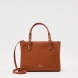 Bolso clásico de la marca Armani Exchange, modelo LOUS. Exterior en piel color marrón, con logo en parte frontal. Cierre con cremallera, y doble asa, fija y regulable para máxima comodidad. Bolso con amplio espacio interno. Medidas: alto 23cm y ancho 29cm. Este bolso Armani Exchange LOUS es un complemento ideal para esta temporada!