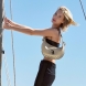 Bolso hobo de la marca Binnari, modelo EBRO de tamaño mediano. Bolso elaborado en piel color camel con detalle en negro. Tiene 2 posicones. Así mismo, su asa es ajustable y se accede al interior por medio de una cremallera superior. En el interior encontramso 3 bolsillos, uno de ellos con cremallera. Los detalles metálicos son de color nickel. Medidas: alto 18cm y ancho 32cm. Este bolso Binnari EBRO es ideal para llevarlo a todos lados!
