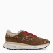 Deportiva de la marca Premiata, modelo LAURYN . Exterior de la deportiva en piel color marrón con detalle en ante y logo lateral. Interior de la deportiva con pelo acolchado. Cierre de la deportiva con cordones de color rojo. Deportiva con plantilla acolchada para garantizar el máximo confort. Deportiva con suela de goma y estampado de marca. La deportiva LAURYN de Premiata es una deportiva ligera y cómoda, con unos detalles que la hacen diferente y especial. Ideal para marcar estilo día a día.