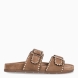 Sandalias de la marca Itse, modelo PYLOS. Sandalias elaboradas en ante color camel con doble tira en pala, con inscrustaciones de tachas doradas. Suela plana y cómoda. Sandalias Itse PYLOS, un complemento, ideal para llevarlo todos los días!