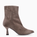 Botines de la marca Munné, modelo LEONORA. Botines elaborados en ante color taupe con detalles de tachuelas en parte exterior. Botines con punta lápiz y un tacón fino de 6cm de altura. Estos botines Munné tienen como cierre una cremallera. Botines Munné LEONORA, son un complemento para tus looks con elegancia!