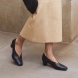 Salones de la marca Munné, modelo SECRETE. Salones en piel lisa color negro. Tiene un ribete en ante de color marrón en pala. Un diseño que combina la elegancia y sofisticación. Salones Munné SECRETE, tiene un tacón medio y ancho de 4cm que proporciona una altura cómoda y estable, convirtiéndolo en una opción versátil tanto para ocasiones especiales como para elevar tus looks de diario. Es una propuesta versátil para looks de día y noche!