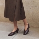 Salones de la marca Munné, modelo SECRETE. Salones en piel lisa color marrón. Tiene un ribete en ante de color marrón en pala. Un diseño que combina la elegancia y sofisticación. Salones Munné SECRETE, tiene un tacón medio y ancho de 4cm que proporciona una altura cómoda y estable, convirtiéndolo en una opción versátil tanto para ocasiones especiales como para elevar tus looks de diario. Es una propuesta versátil para looks de día y noche!