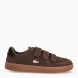 Deportivas de la marca Lacoste, modelo Baseshot Pro Strap. Deportivas con una versión sofisticada de un estilo clásico de Lacoste. Combina una elegante parte superior de ante de primera calidad color marrón, tiras de velcro onduladas y detalles de marca dorados, como un cocodrilo metálico central. Un modelo sofisticado que se complementa con una suela de caucho reforzada y de alta adherencia. Deportivas Lacoste Baseshot Pro Strap, modelo elagante e ideal para tus looks de temporada!