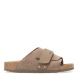 Sandalias de la marca Birkenstock, modelo KYOTO. Elaborado en ante color gris con cierre de velcro en la pala. Modelo de Birkenstock inspirado en el clásico Zürich y destaca gracias a su diseño compacto con un cierre de ajuste individual. Interior en forma anatómica para mayor comodidad y suela de corcho. Este proporciona una sujeción óptima y se complementa con dos remaches metálicos. El material superior está compuesto por ante especialmente suave que se adapta al pie como un guante y piel nubuc de alta calidad. Modelo Birkenstock KYOTO es todo lo que necesitas esta temporada!