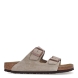 Sandalias de la marca Birkenstock, modelo ARIZONA BIRKO. Sandalias elaboradas en ante de alta calidad color taupe, con base de corcho y látex de forma anatómica. Cierre de las sandalias con doble hebilla de espiga de metal con ajuste individual, en empeine y pala. Estas sandalias Birkenstock ARIZONA BIRKO son un complemento ideal para esta temporada, su diseño simple atemporal, lo hace el accesorio clásico para tus looks!