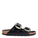 Sandalias de la marca Birkenstock, modelo ARIZONA BB. Sandalias elaboradas en piel de alta calidad color negro, con base de corcho y látex de forma anatómica. Cierre de las sandalias con doble hebilla de espiga de metal dorado con ajuste individual, en empeine y pala. Estas sandalias Birkenstock ARIZONA BB son un complemento ideal para esta temporada, su diseño simple atemporal, lo hace el accesorio clásico para tus looks!