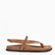 Sandalias de la marca Itse, modelo TINOS. Sandalias elaboradas en ante color camel con tiras cruzadas en pala. Sandalias con cierre de hebilla. Sandalias Itse, con suela plana para máxima comodidad. Sandalias Itse TINOS, ideales para llevarlas todos los días!