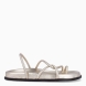 Sandalias de la marca Itse, modelo SANTORINI. Sandalias elaboradas en piel color oro. Sandalias con tiras cruzadas en forma de tubular y con anillo en dedo pulgar. Sandalias con un agarre y suela cómoda. Estas sandalias Itse SANTORINI, tienen un estilo moderno y fresco, perfecto para usarlo en tu día a día.