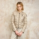 Chaqueta acolchada de la marca Blauer, modelo ROSE. Plumífero corto elaborado en naylon color beig. Chaqueta Blauer de cuello redondo con costuras en rayas horizontales. La chaqueta corta está adornada con una cinta plisada que le da a la prenda un estilo clásico y refinado. Cierre con cremallera. Acolchado con plumón 90/10  47 gr. Cuatro bolsillos. Bolsillo interior con velcro. Parche y pasante con logotipo. Chaqueta Blauer ideall para esta temporada!