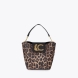 Bandolera de la marca Lola Casademunt, modelo ELARA. Bandolera elegante con estampado de leopardo y detalles dorados. Incorpora una cadena decorativa y el emblemático logo. Ideal para lucir en eventos urbanos o de noche. Bolso Lola Casademunt ELARA, ideal para destacar tus looks!ALTO 21cm ANCHO 19cm PROFUNDIDAD 12cm