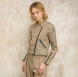 Chaqueta de cuero en nylon forrado color camel de la marca Blauer, modelo Zamora. Chaqueta con cuello de doble solapa para un look chic y desenfadado que quiere resaltar la figura. Cierre asimétrico izquierdo con cremallera. Bolsillos con cremallera y bolsillo pequeño con cremallera en el pecho. Bolsillos interiores con velcro. Parche con logotipo. Chaqueta Blauer Zamora ideal para esta temporada!