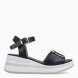 Sandalias de la marca Donna Serena, modelo MIRTA. Elaboradas en piel color negro con detalle de logo 