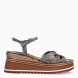 Sandalias de la marca Pons Quintana, modelo VALERI. Elaboradas en piel trenzada con tonalidades en verde. Interior en piel color oro. Cierre de las sandalias Pons Quintana con hebilla en tobillo y suela de goma con línea blanca y cuña de 6cm de altura. Estas sandalias Pons Quintana VALERI son un complemento ideal en comodidad y estilo, un básico para esta temporada!