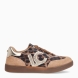 Deportivas de la marca Lola Casademunt, modelo LUPPER. Deportivas en piel con estilo urbano, un diseño animal print y detalles de tachas brillantes. Logo distintivo en el lateral. Cierre de cordones a tono. Deportivas Lola Casademunt con suela de goma antideslizante y refuerzos en los talones para mayor comodidad. Deportivas Lola Casademunt LUPPER, complemento ideal para resaltar tus looks de temporada!