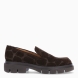 Mocasines clásicos de la marca Munné, modelo ARALIA. Mocasines con acabado en efecto cocodrilo en tono marrón chocolate. Mocasines Munné con un estilo contemporáneo que combina elegancia con aire moderno y urbano. Mocasines Munné destacad por su suela dentada gruesa, con un pequeño tacón integrado que estiliza ligeramente la silueta sin renunciar a la comodidad. Mocasines Munné ARALIA, un complemento versátil y sofisticado, perfecto para dar un toque actual tanto a looks de oficina como a estilismos más casual.